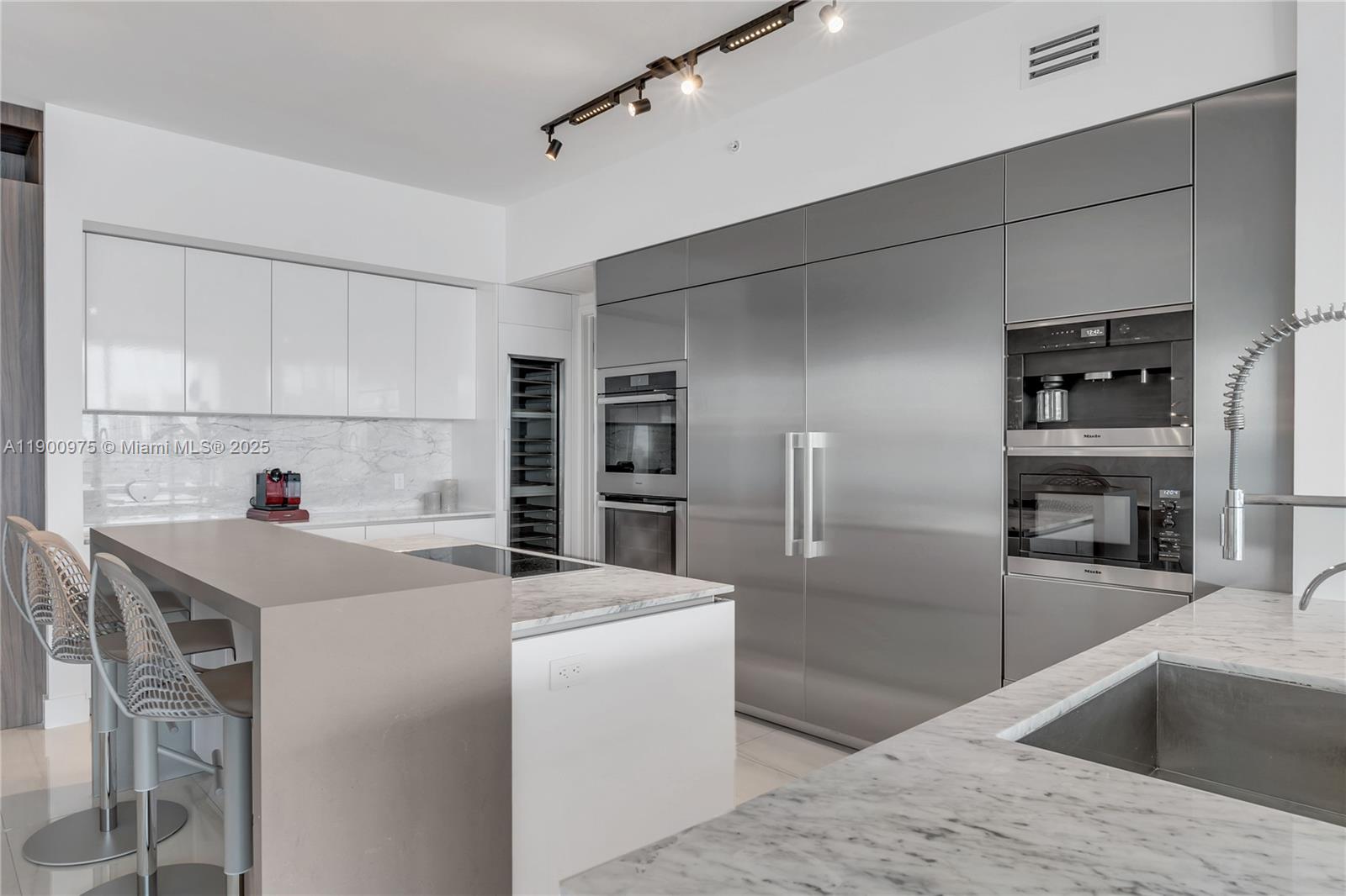 PRIVE CONDO - Residential