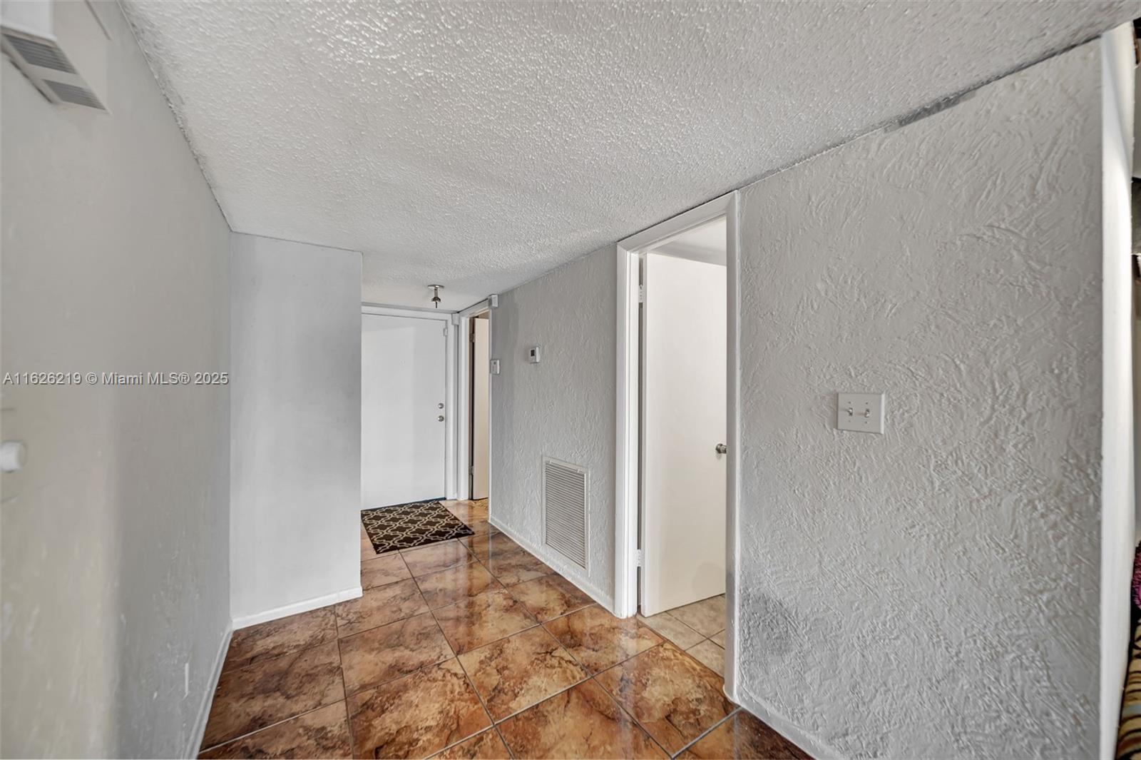 WIMBLEDON TOWNHOUSE III-1 - Residential