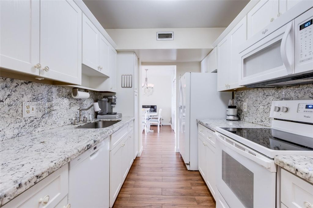 Photo of Hollywood, FL 33021 (MLS # A11542995)