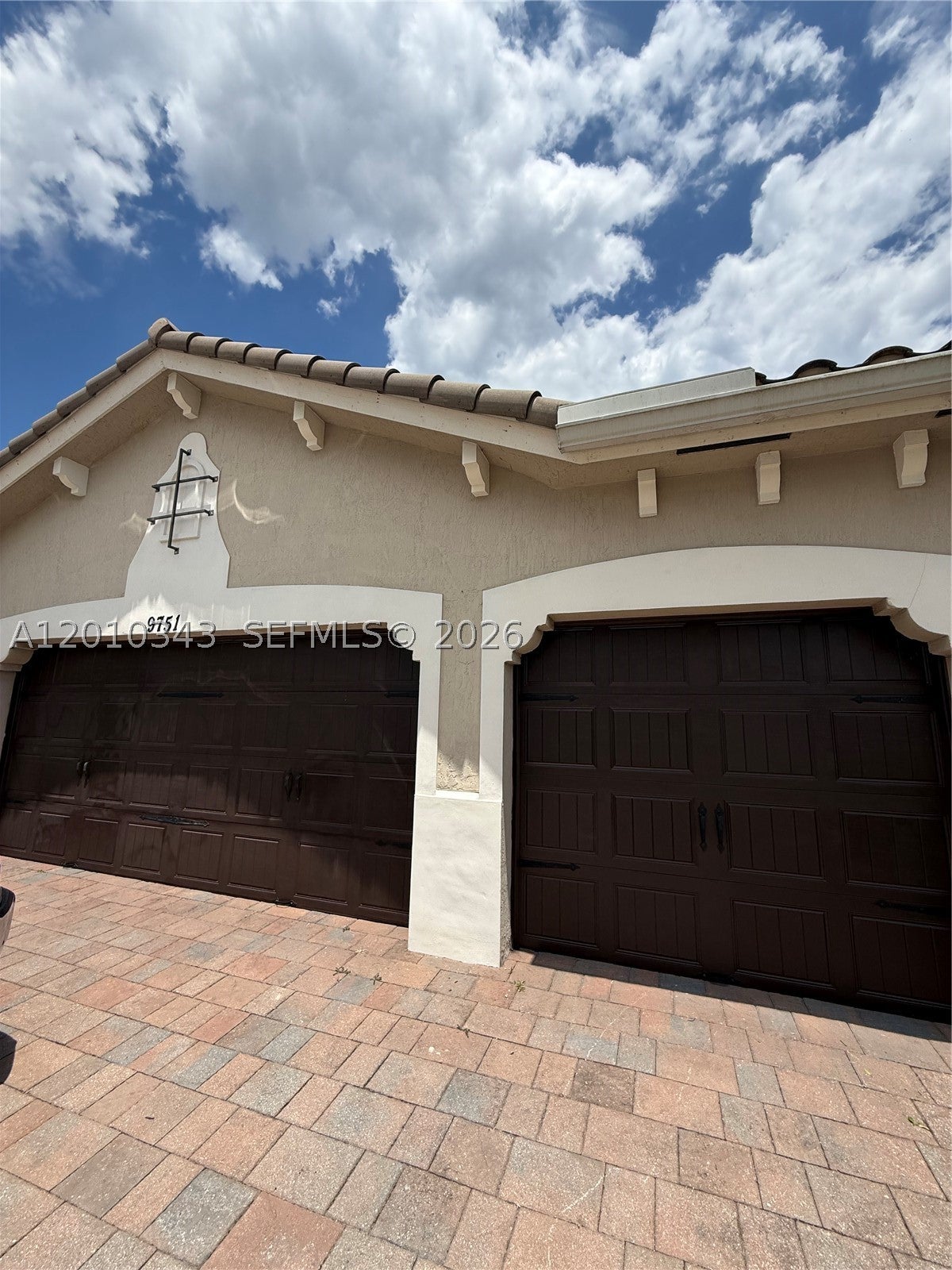 9751 Lakeview Ln