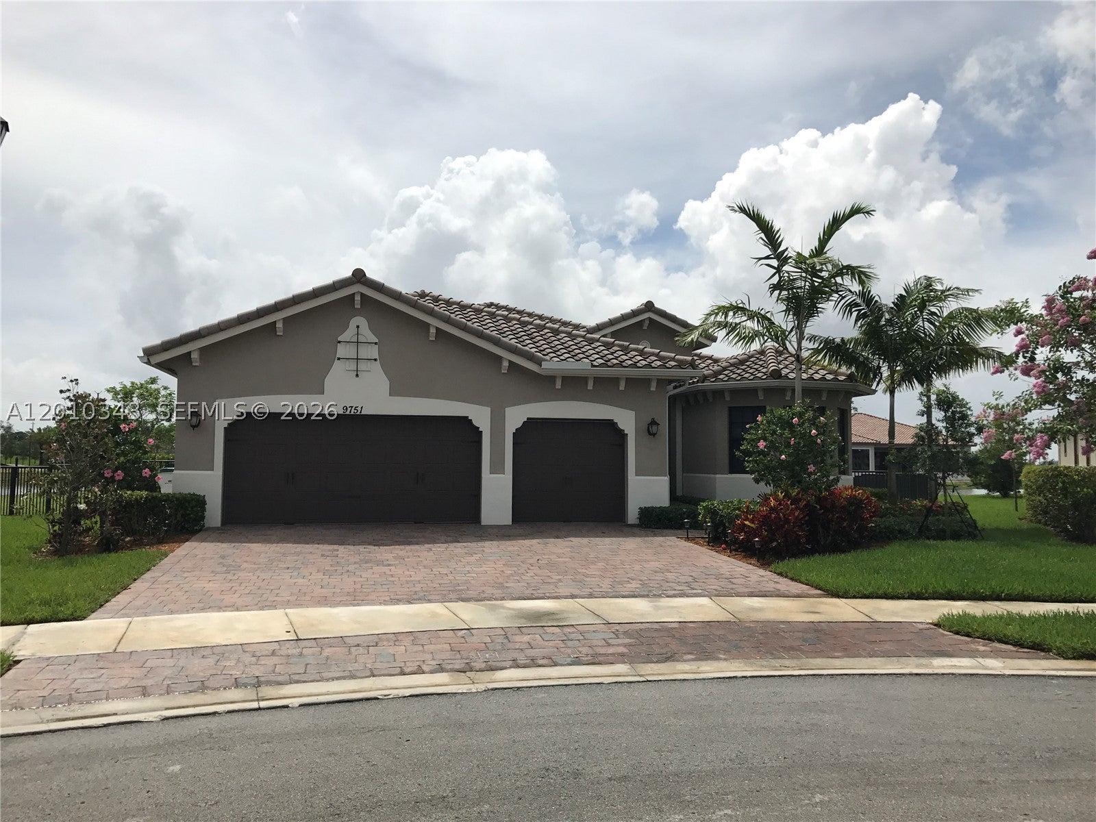 9751 Lakeview Ln