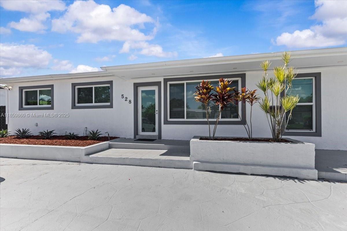 528 W 45th Pl