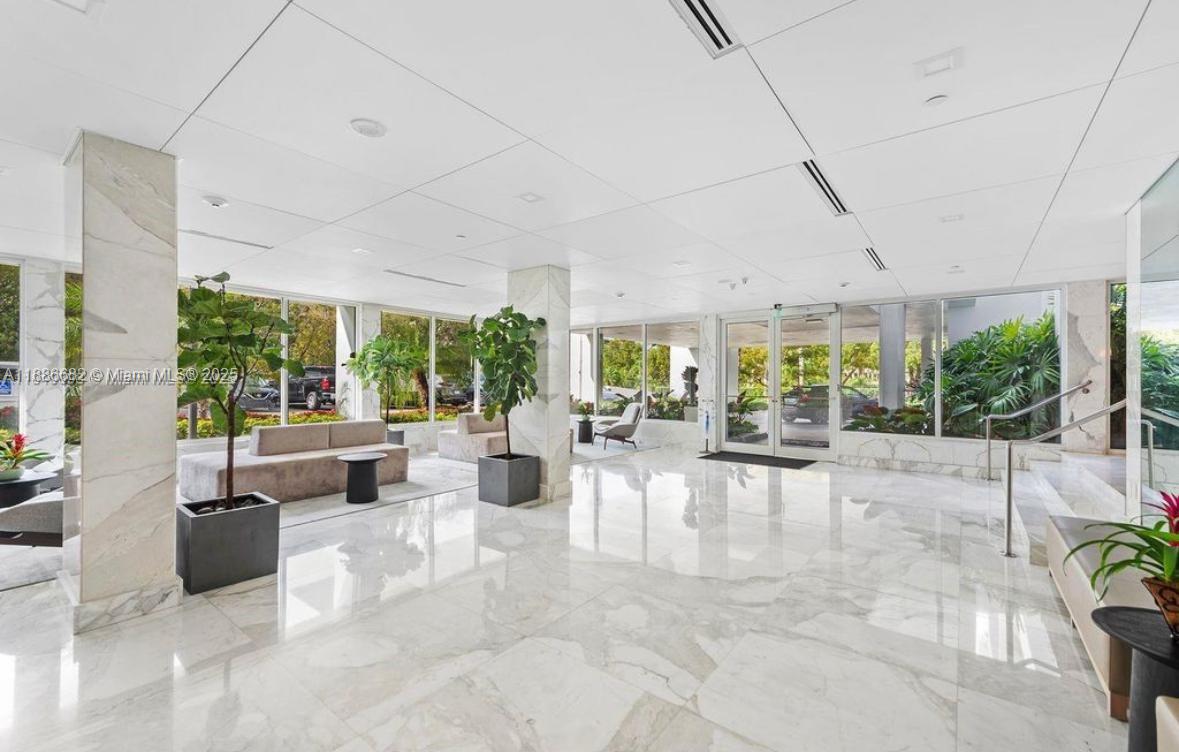 COMMODORE CLUB SOUTH COND - Residential