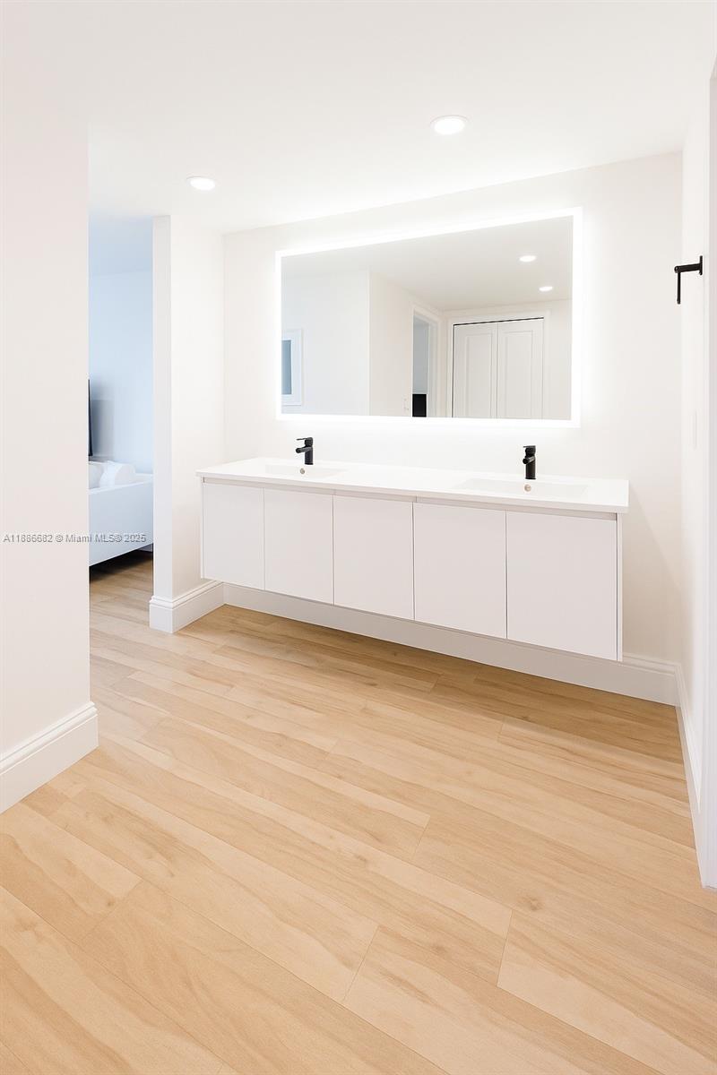 COMMODORE CLUB SOUTH COND - Residential