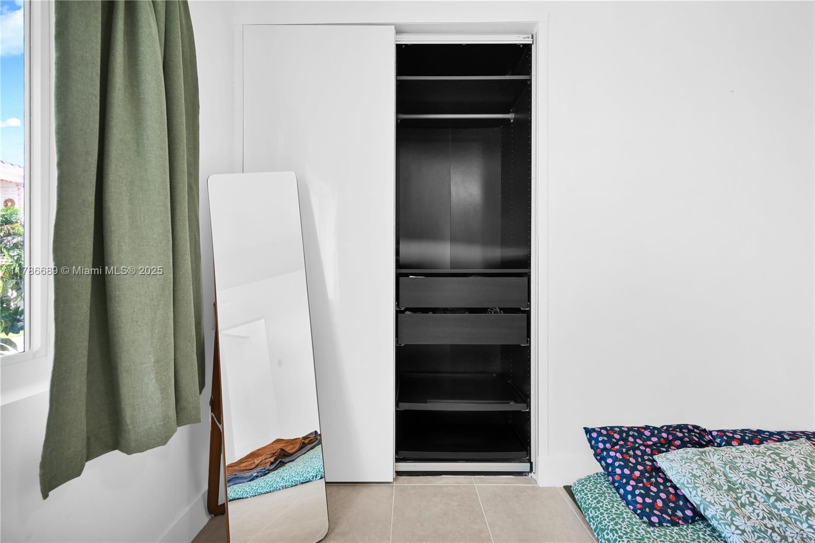 MARSEILLES CONDO - Residential