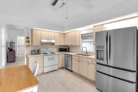 Tiny photo for 527 SE 27th Dr, Homestead, FL 33033 (MLS # A12078555)