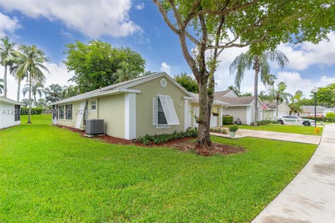 Tiny photo for 527 SE 27th Dr, Homestead, FL 33033 (MLS # A12078555)