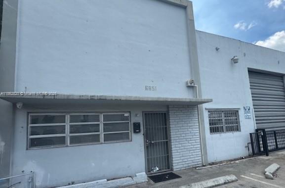 Very very good location, 22-foot-high ceilings, LED lights, office and two bathrooms, 5 parking spaces in front, ready to set up your business.
