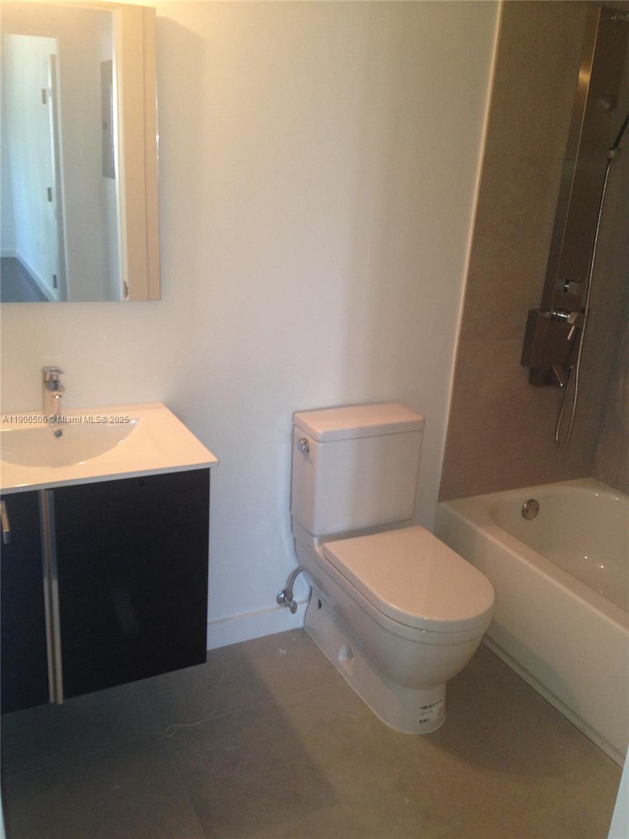 551/557 MICHIGAN CONDO - Residential Lease