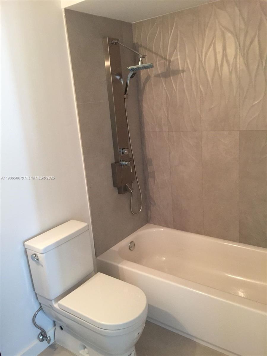 551/557 MICHIGAN CONDO - Residential Lease