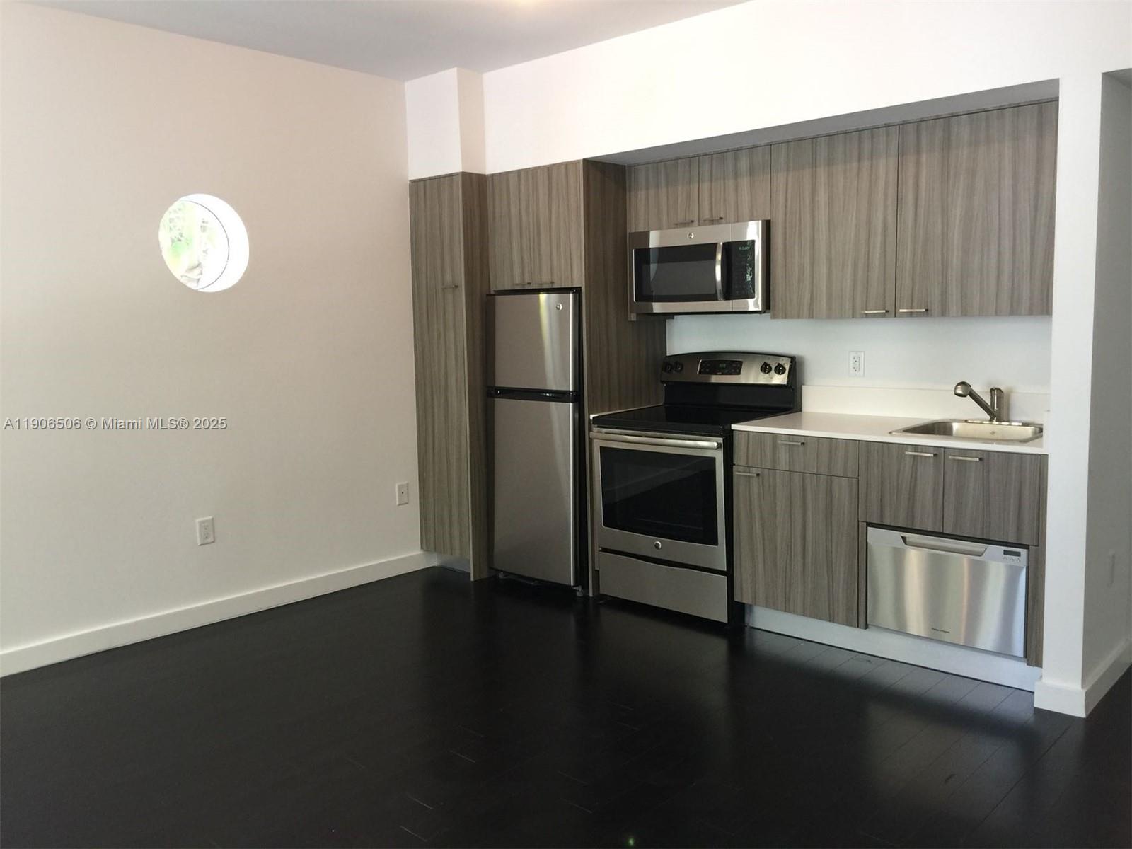 551/557 MICHIGAN CONDO - Residential Lease
