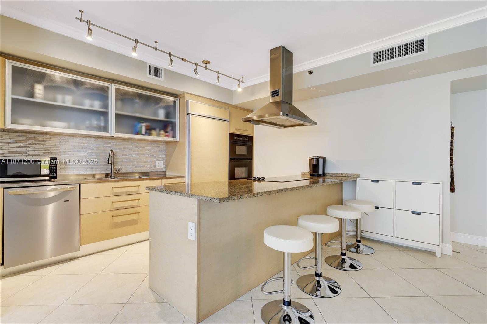 BEACH CLUB CONDO - Residential Lease