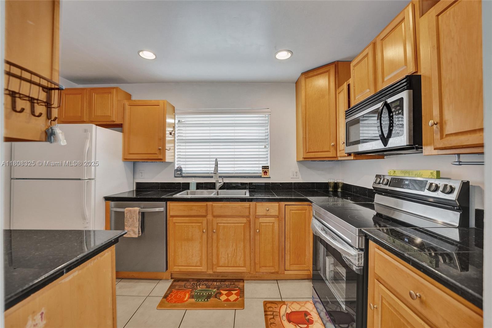 1551 Nw 92nd Ave 185, Pembroke Pines, Miami-Dade County, Florida - 4 Bedrooms  
3 Bathrooms - 