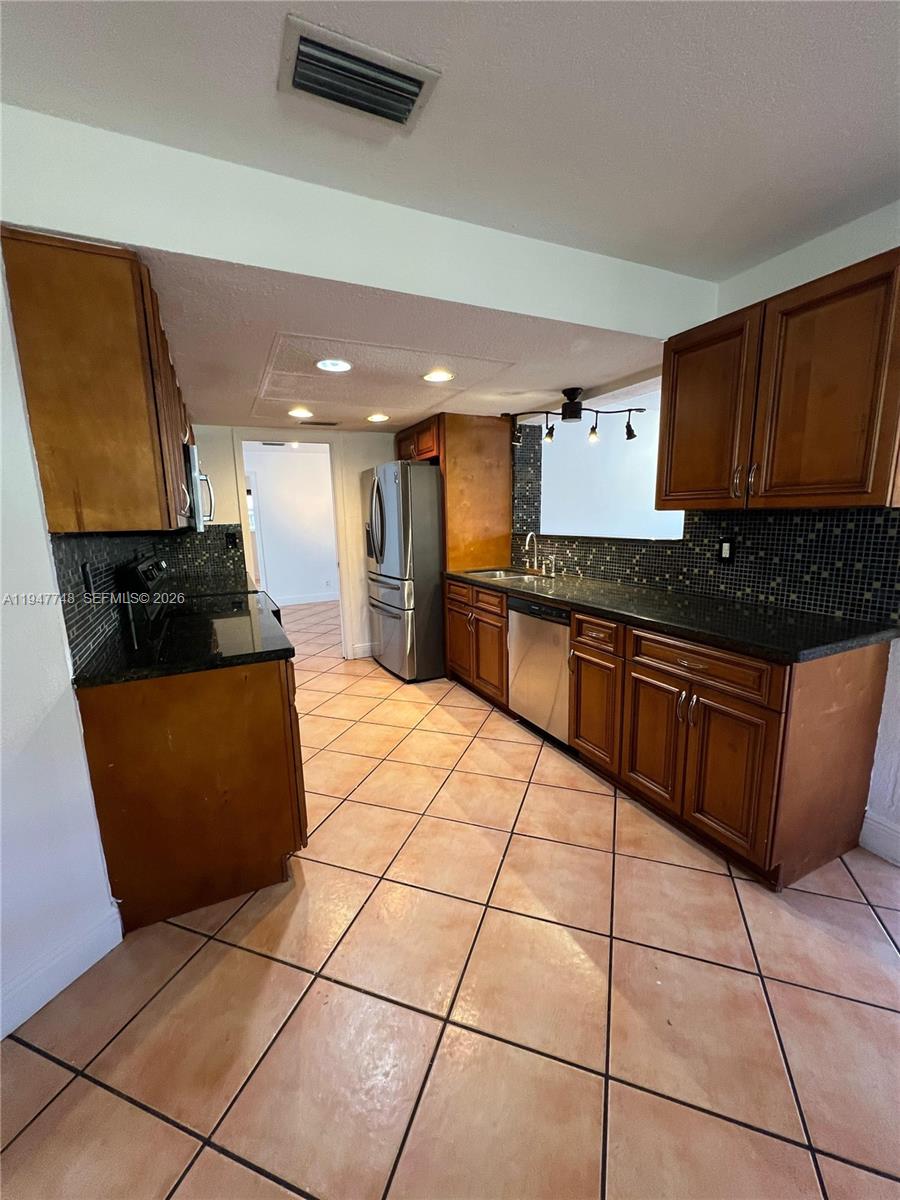 FLAMINGO MANORS - Residential