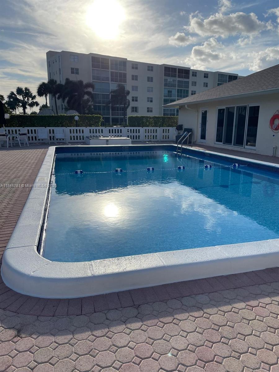 MEADOWBROOK LAKES VIEW CO - Residential