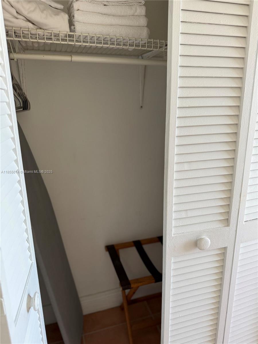 BAYSHORE YACHT & TENNIS C - Residential