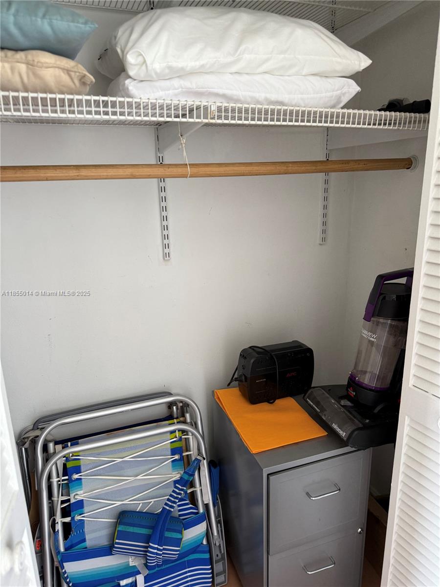 BAYSHORE YACHT & TENNIS C - Residential