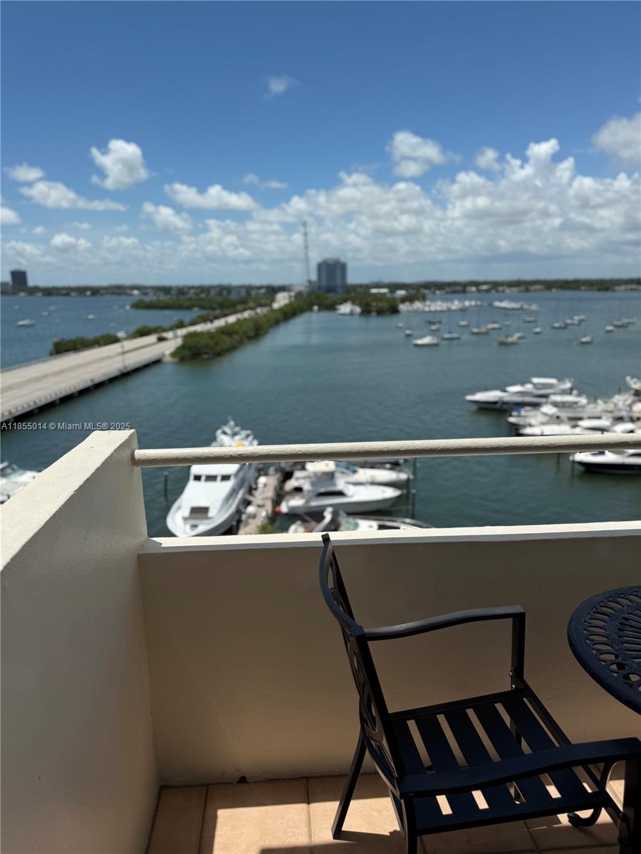 7904 West Dr 806