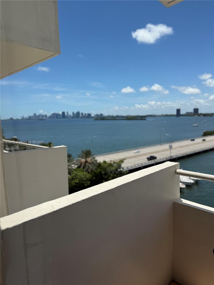 7904 West Dr 806