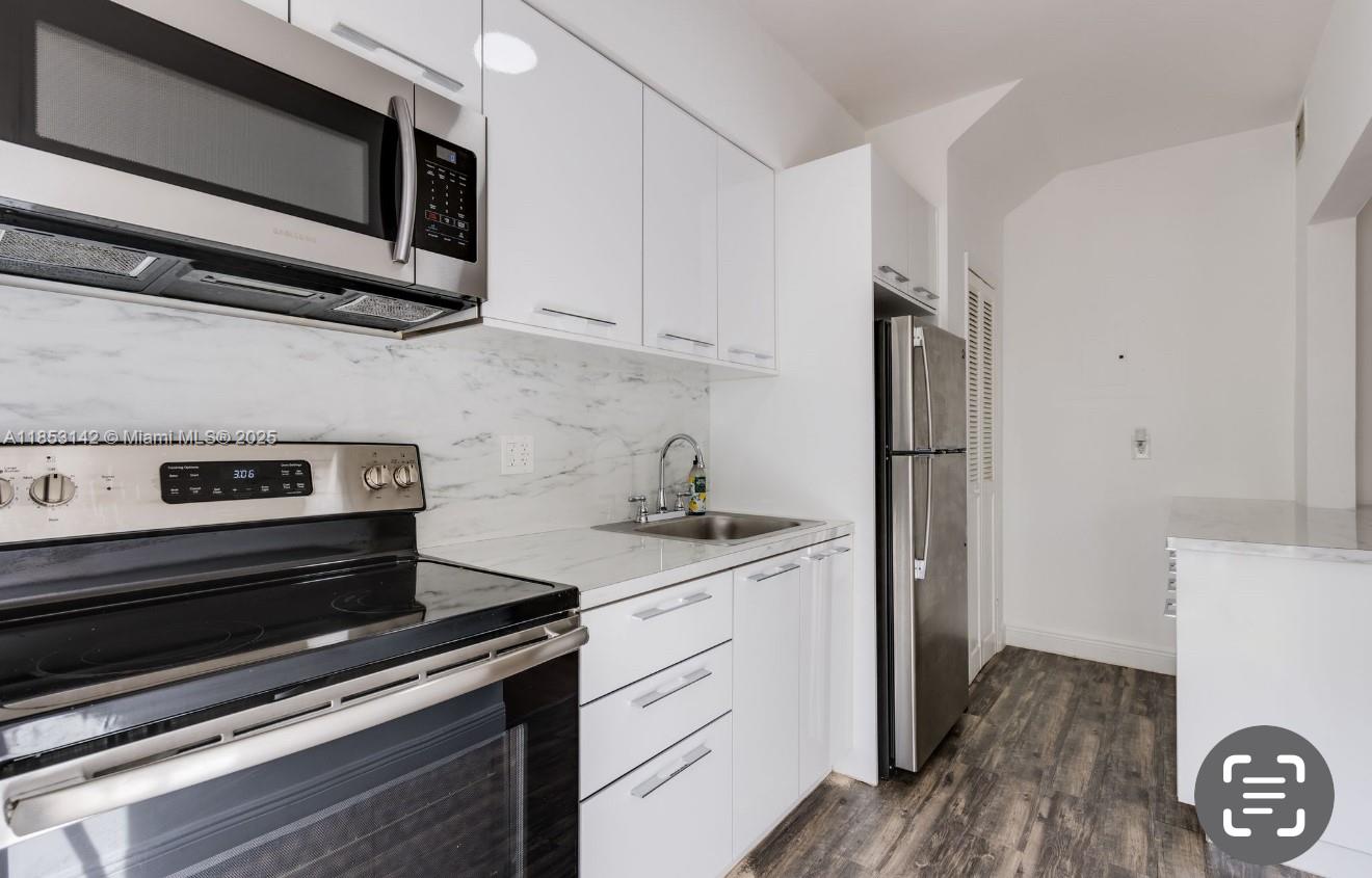 Charming 2-bed, 1-bath apartment in the heart of Miami Shores! Features impact windows, a brand-new kitchen, and gorgeous wood floors throughout. Perfectly located just minutes from beaches, Wynwood, top dining, shopping, and I-95, all in a well-kept secure key entry building with new roofs and a peaceful setting.