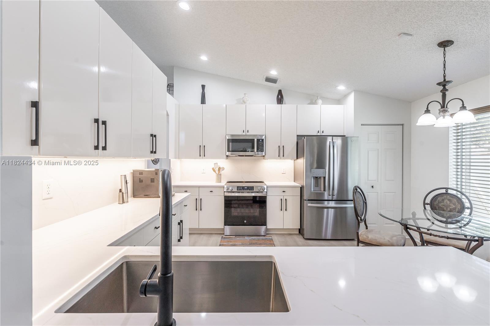 14295 NW 18th Pl, Pembroke Pines, FL, 33028/$720,000 4 14295 NW 18th Pl