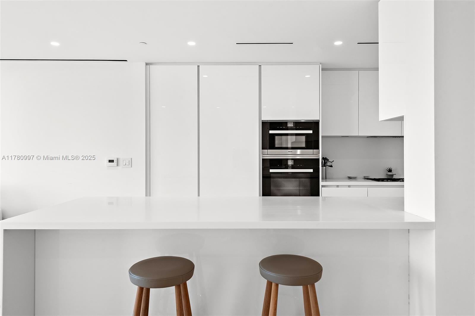 9001 Collins Ave S-908