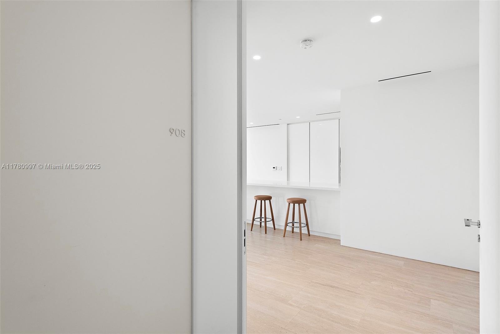 9001 Collins Ave S-908