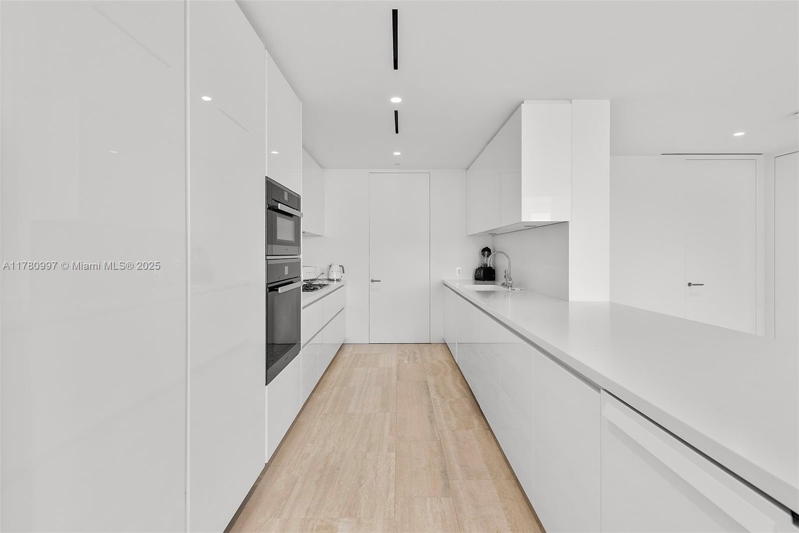 9001 Collins Ave S-908