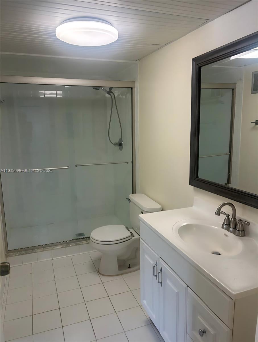 BUILDING FIVE OF RACQUET - Residential Lease