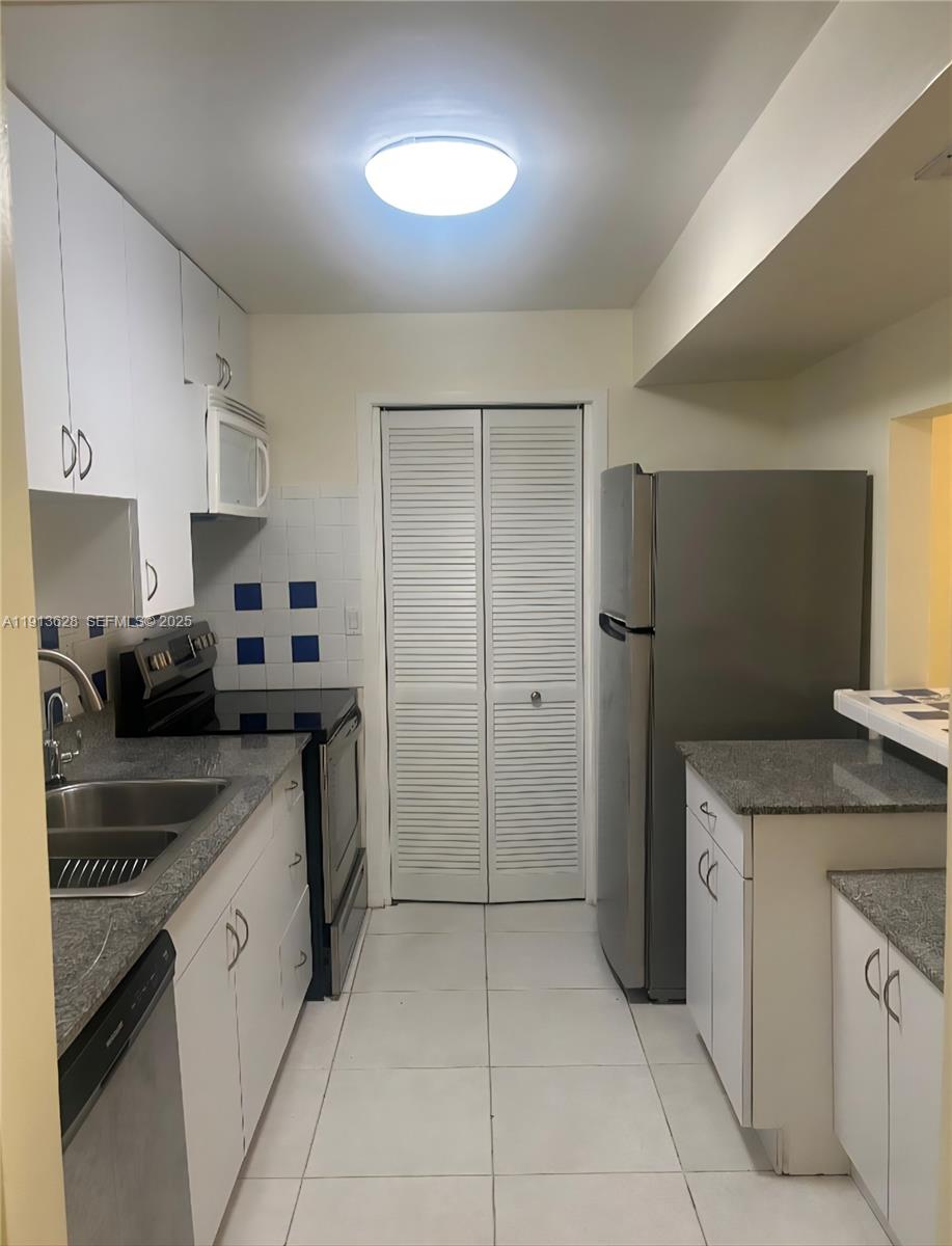 BUILDING FIVE OF RACQUET - Residential Lease