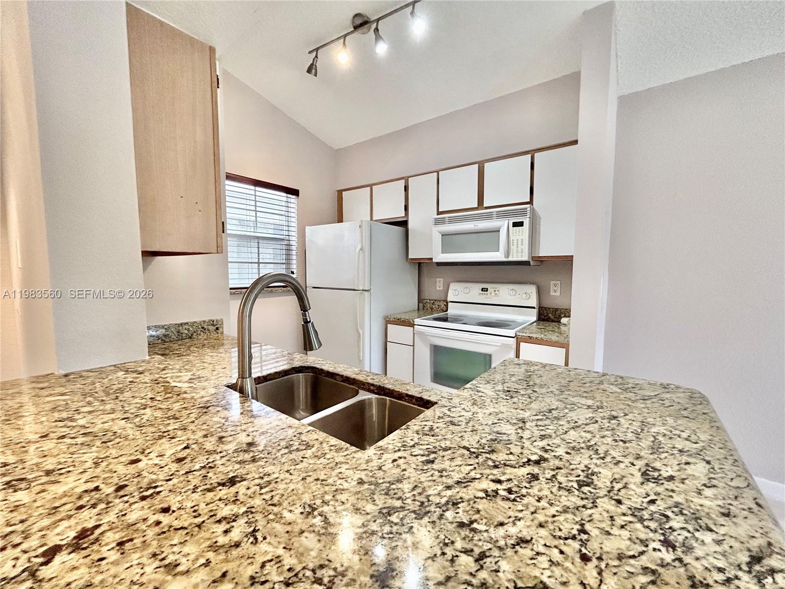 LAKEVIEW CLUB CONDO - Residential Lease