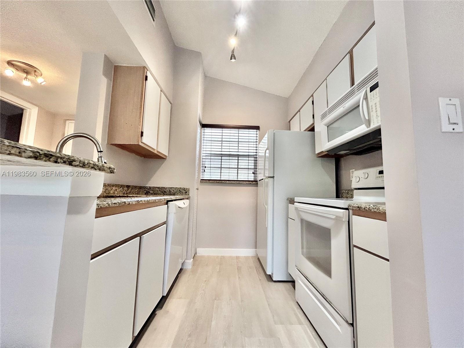 LAKEVIEW CLUB CONDO - Residential Lease