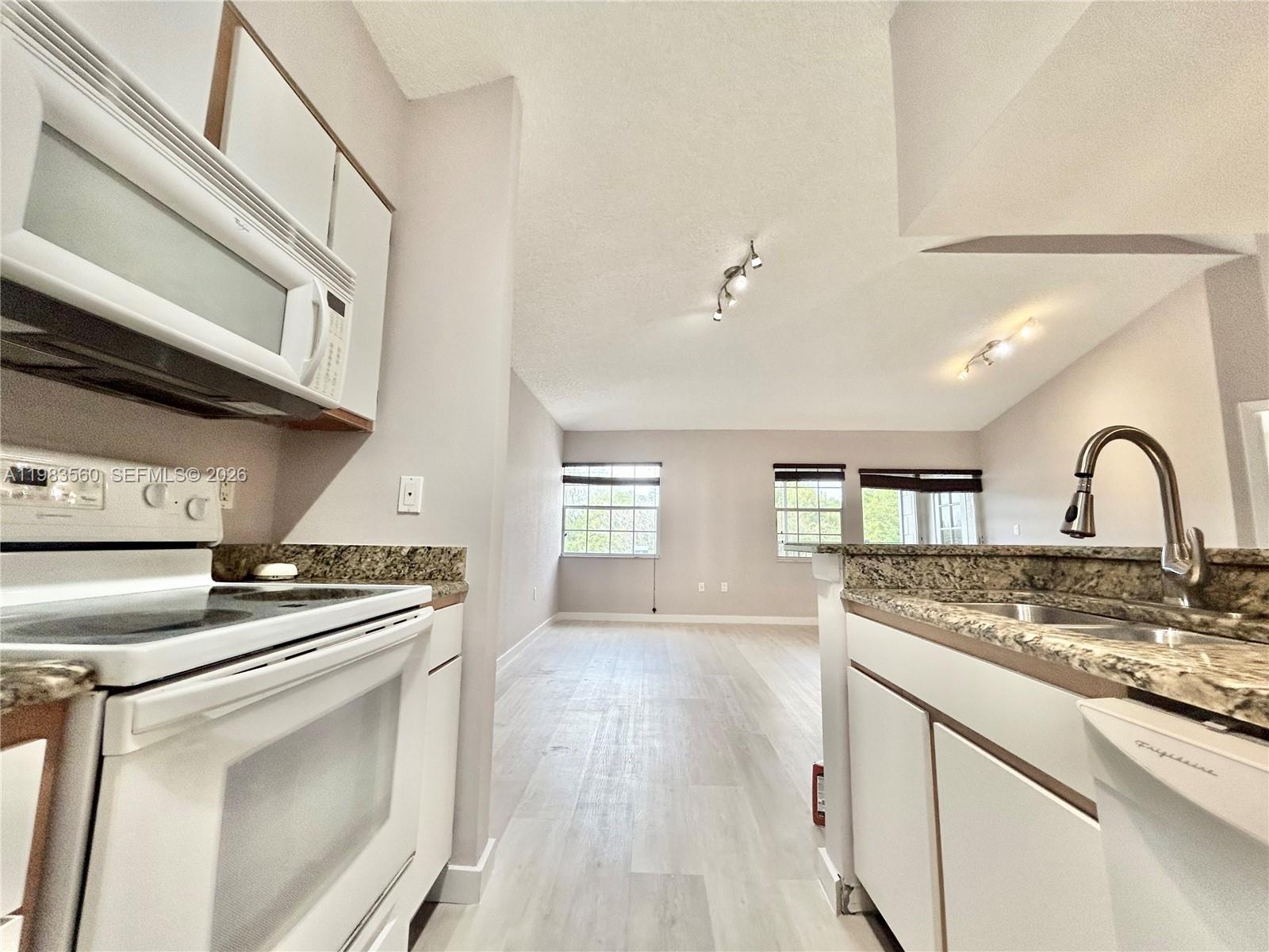 LAKEVIEW CLUB CONDO - Residential Lease