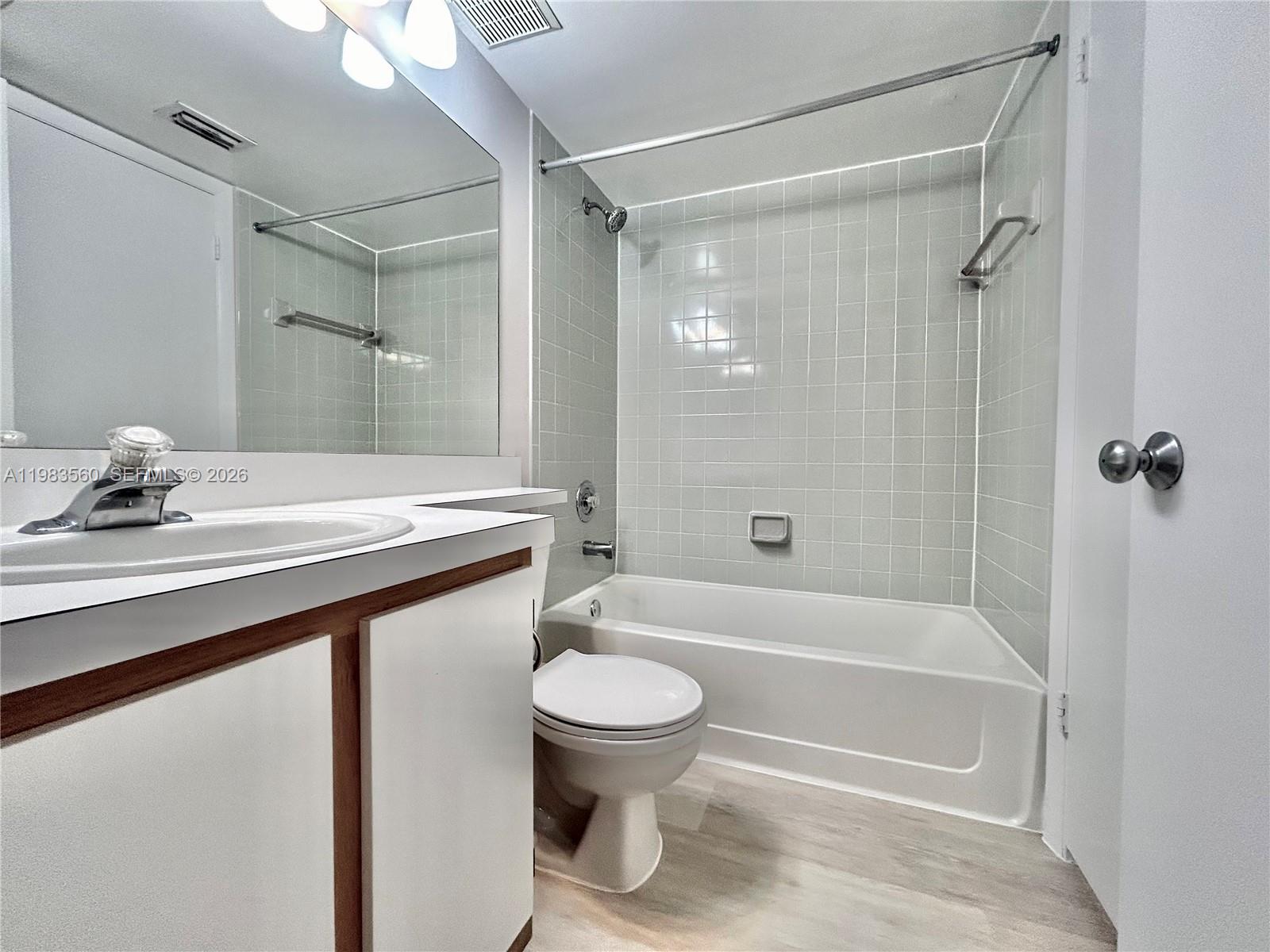 LAKEVIEW CLUB CONDO - Residential Lease