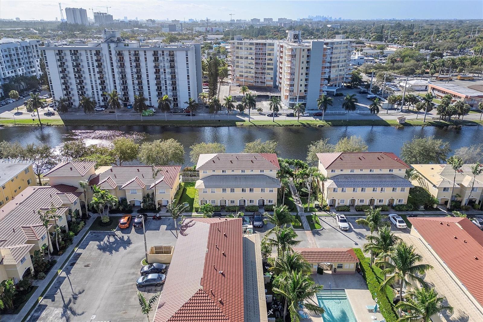 AQUA VISTA TOWNHOMES COND - Residential