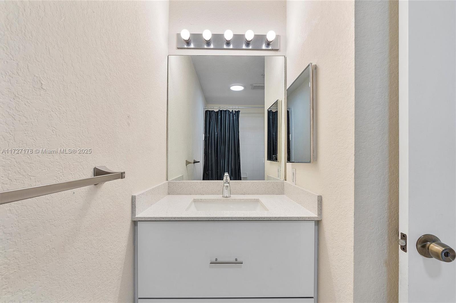 AQUA VISTA TOWNHOMES COND - Residential