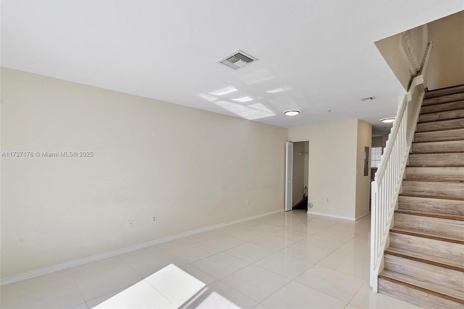 AQUA VISTA TOWNHOMES COND - Residential