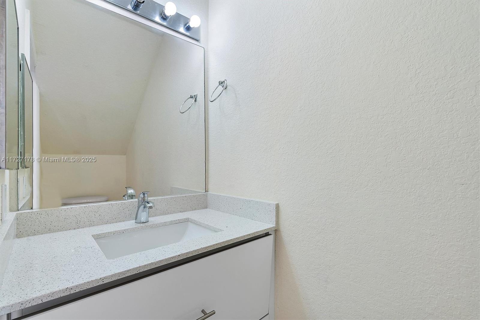 AQUA VISTA TOWNHOMES COND - Residential