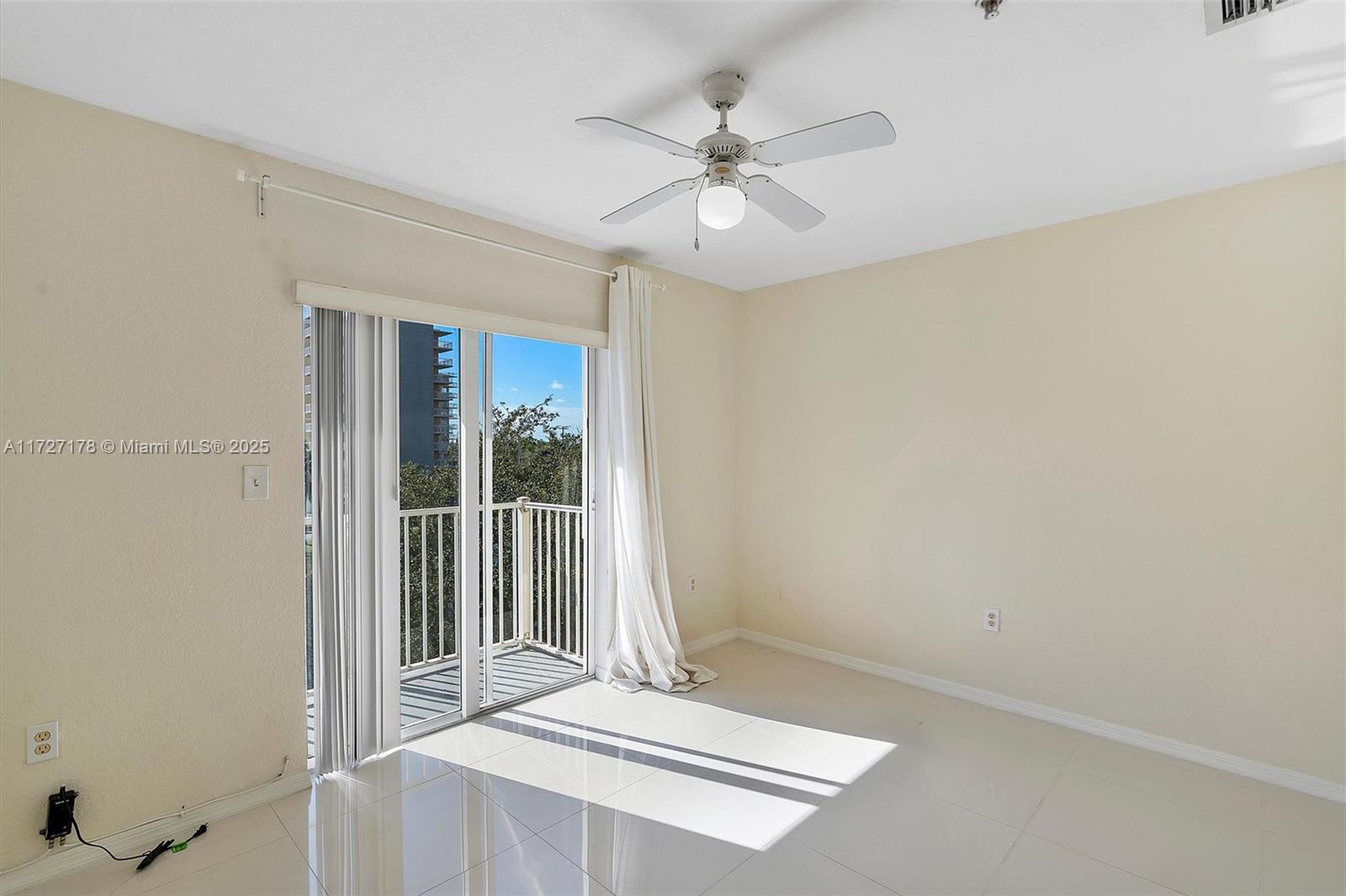 AQUA VISTA TOWNHOMES COND - Residential