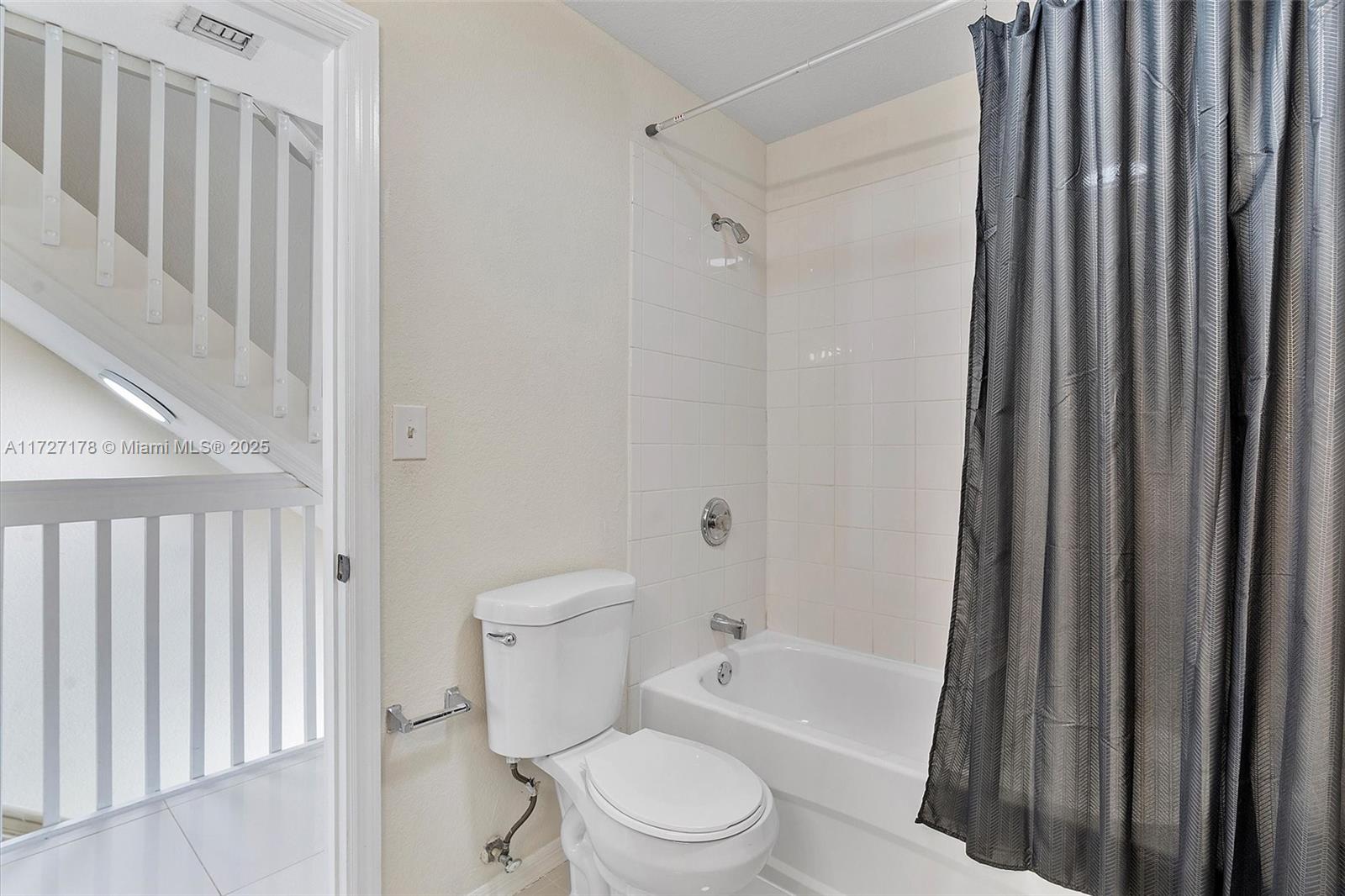AQUA VISTA TOWNHOMES COND - Residential
