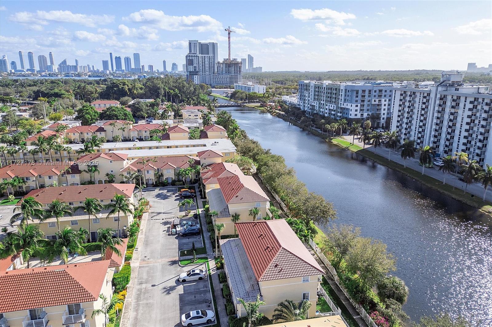 AQUA VISTA TOWNHOMES COND - Residential