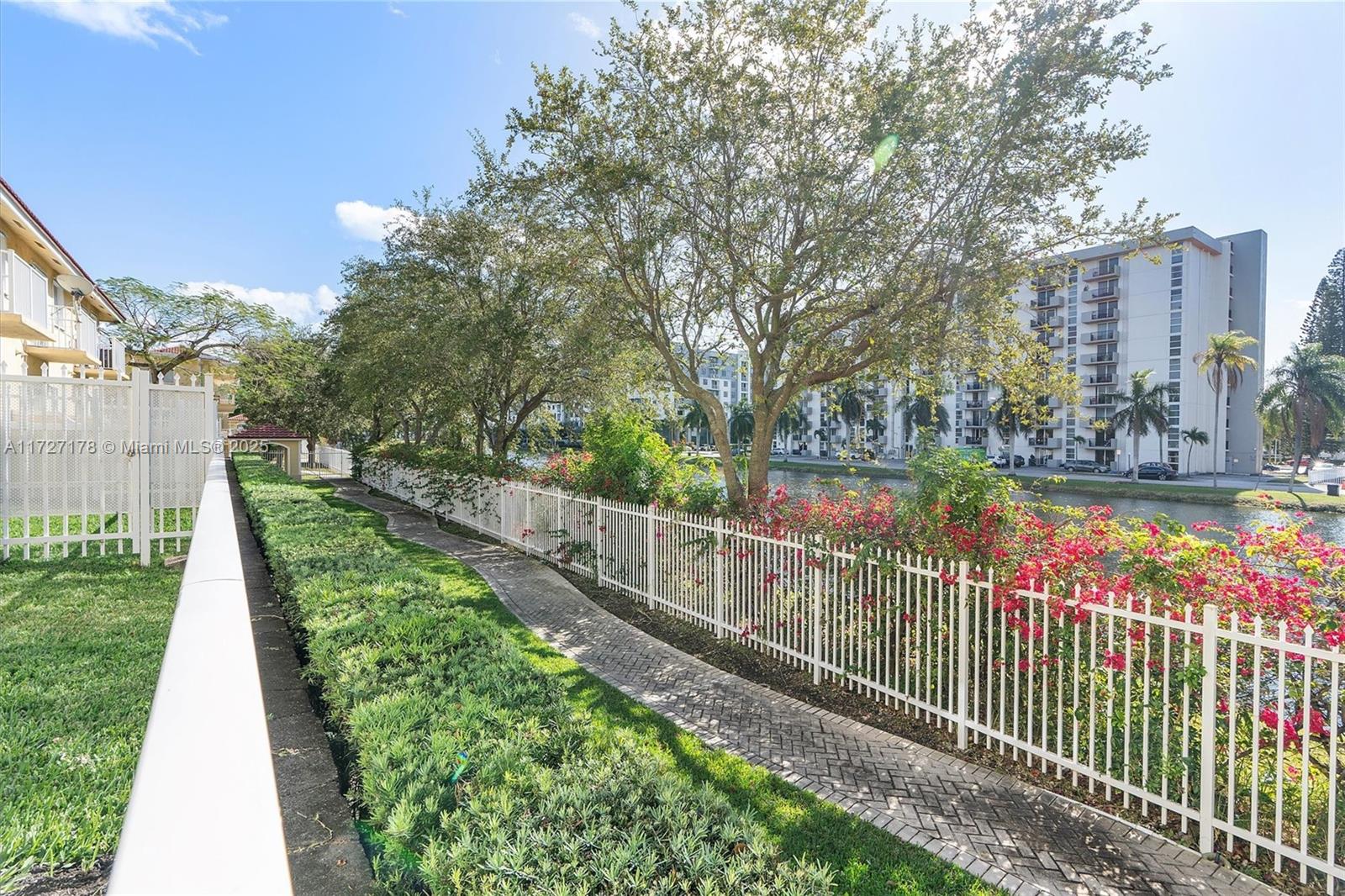 AQUA VISTA TOWNHOMES COND - Residential