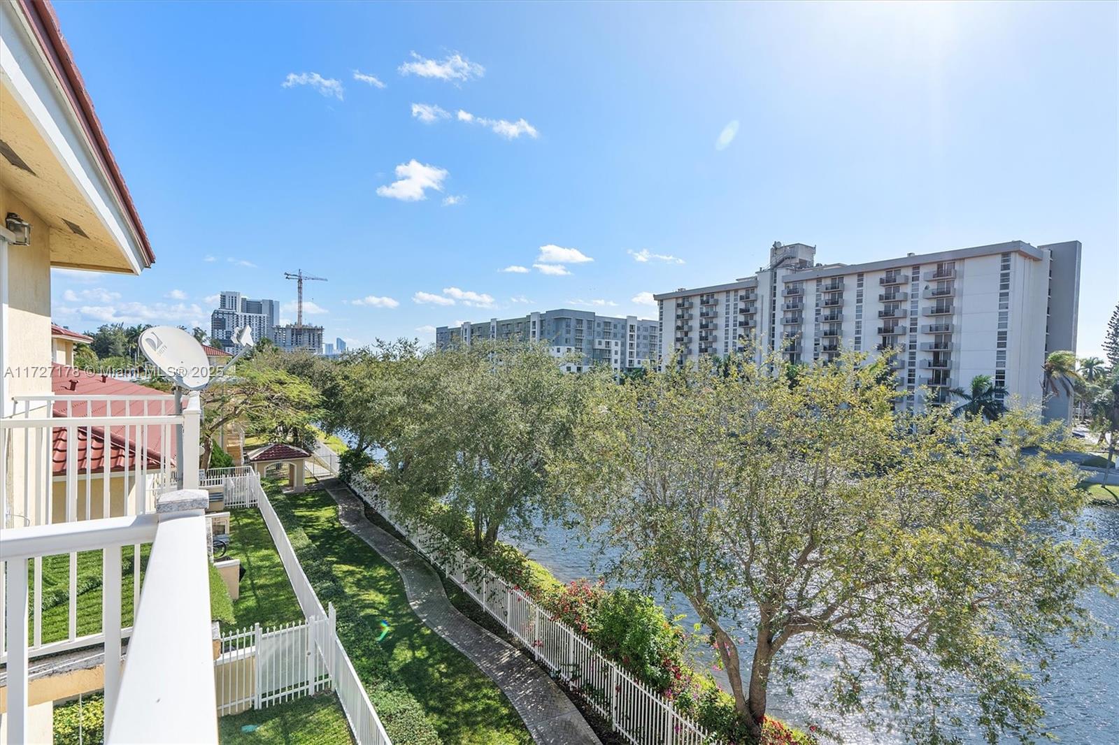AQUA VISTA TOWNHOMES COND - Residential