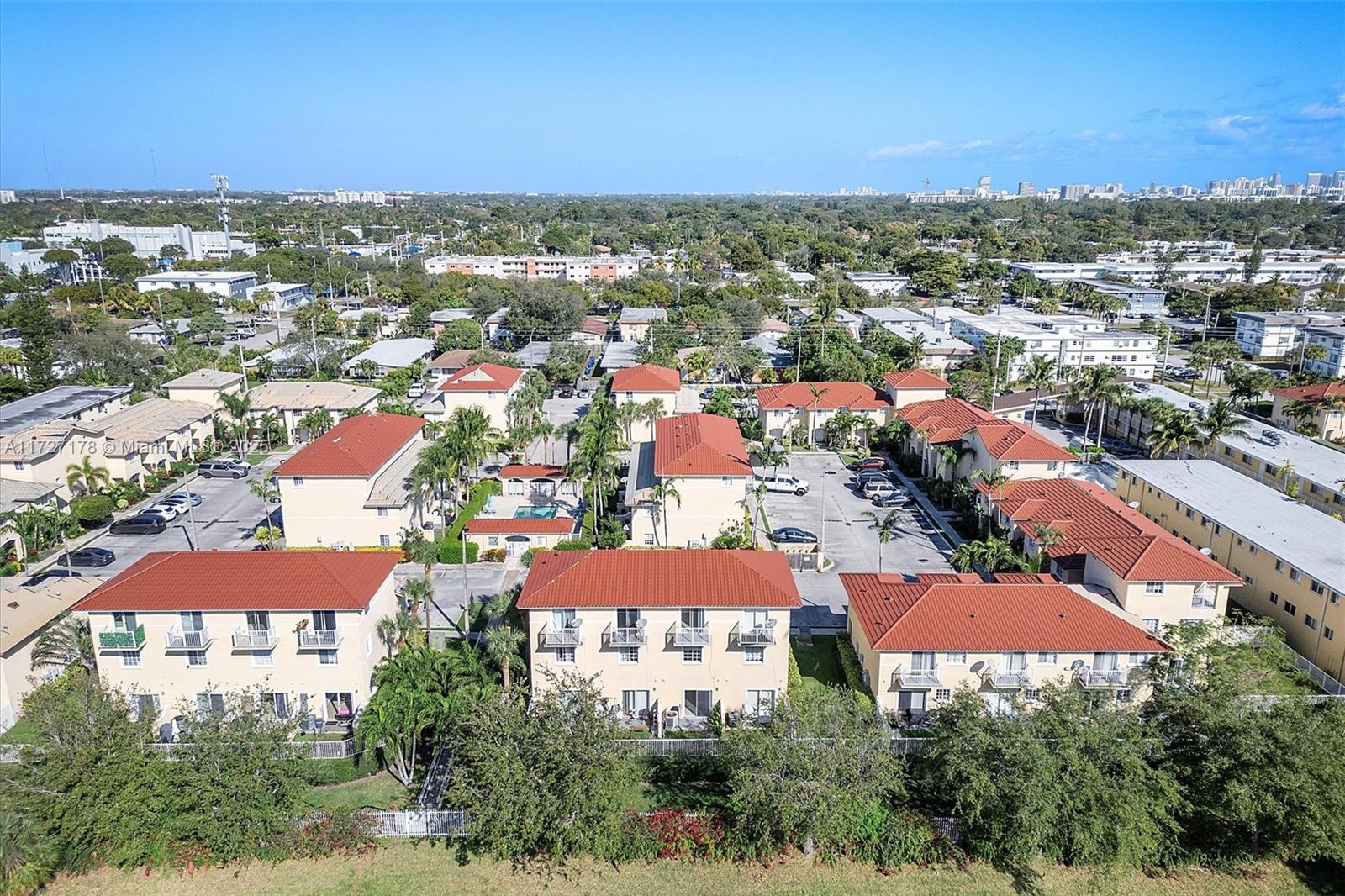 AQUA VISTA TOWNHOMES COND - Residential