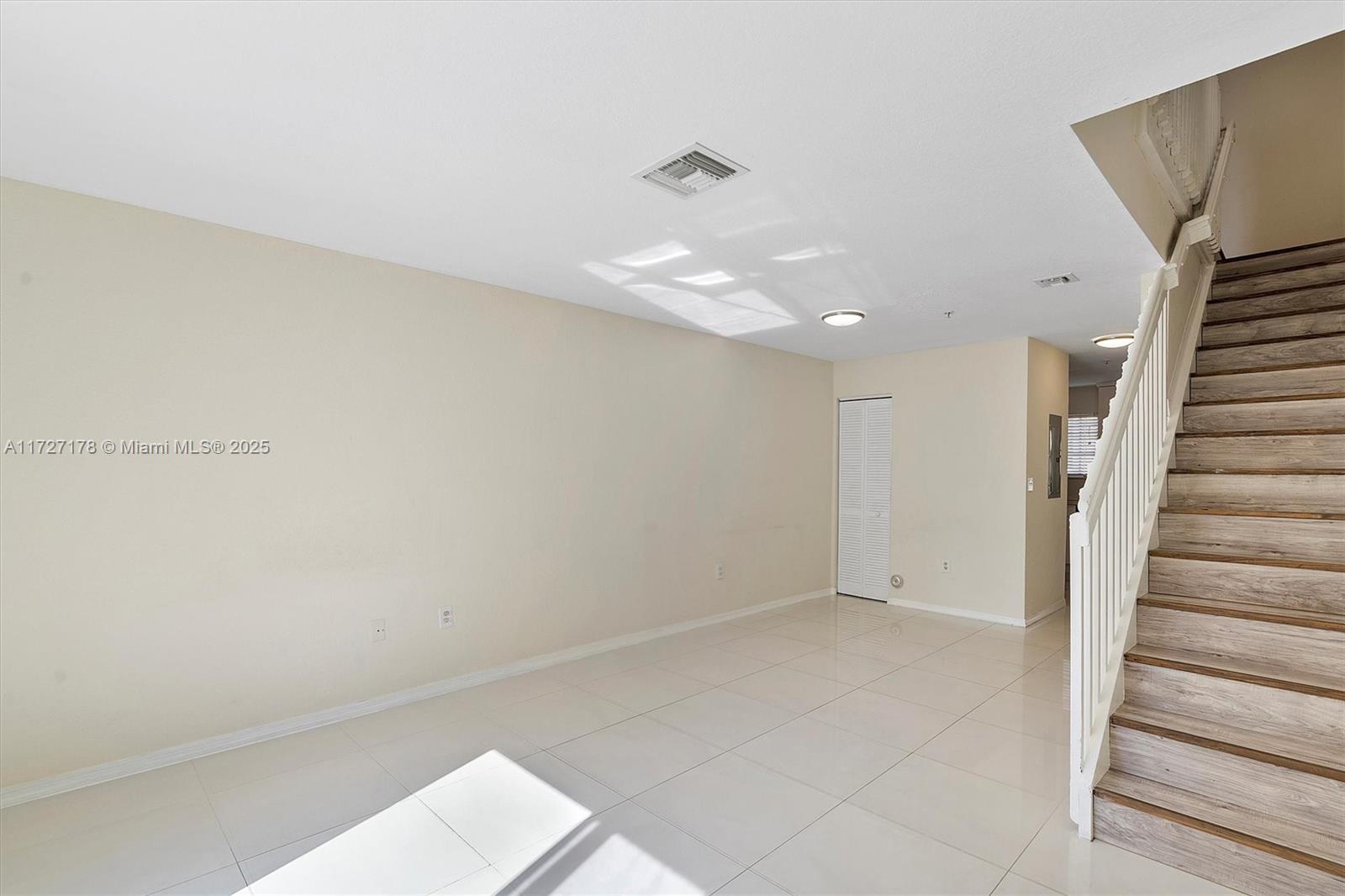 AQUA VISTA TOWNHOMES COND - Residential