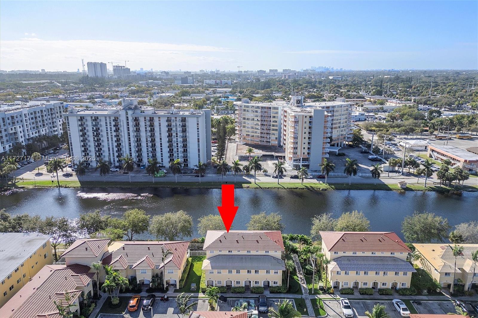 AQUA VISTA TOWNHOMES COND - Residential