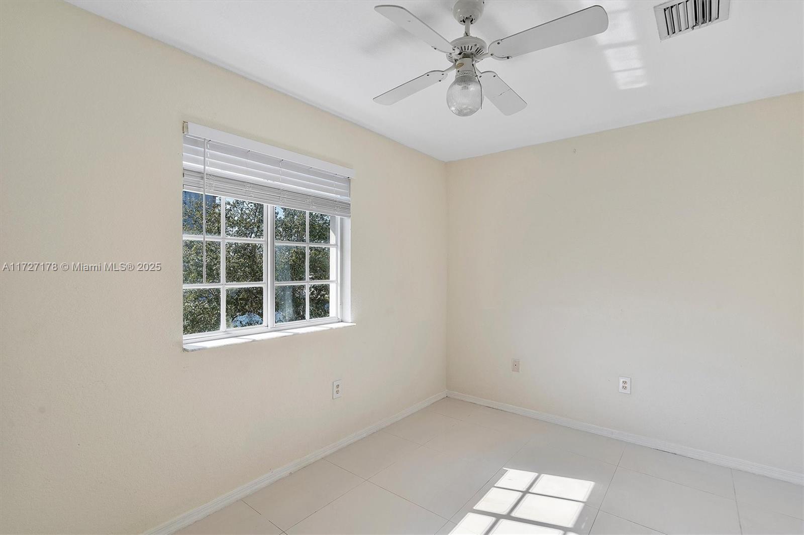 AQUA VISTA TOWNHOMES COND - Residential