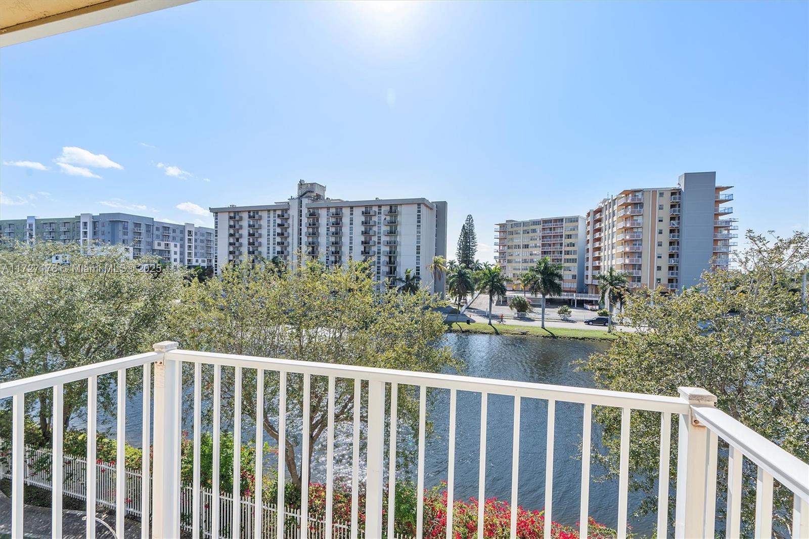 AQUA VISTA TOWNHOMES COND - Residential