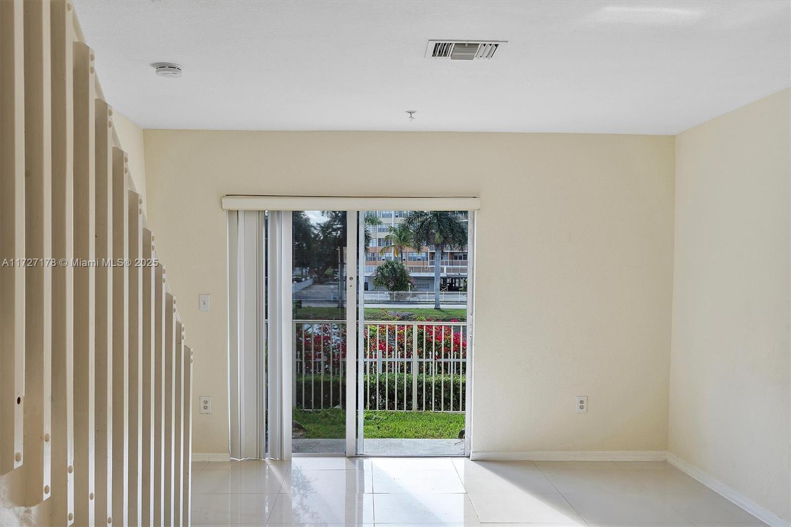 AQUA VISTA TOWNHOMES COND - Residential