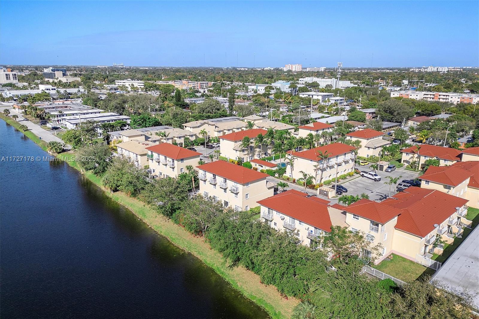 AQUA VISTA TOWNHOMES COND - Residential